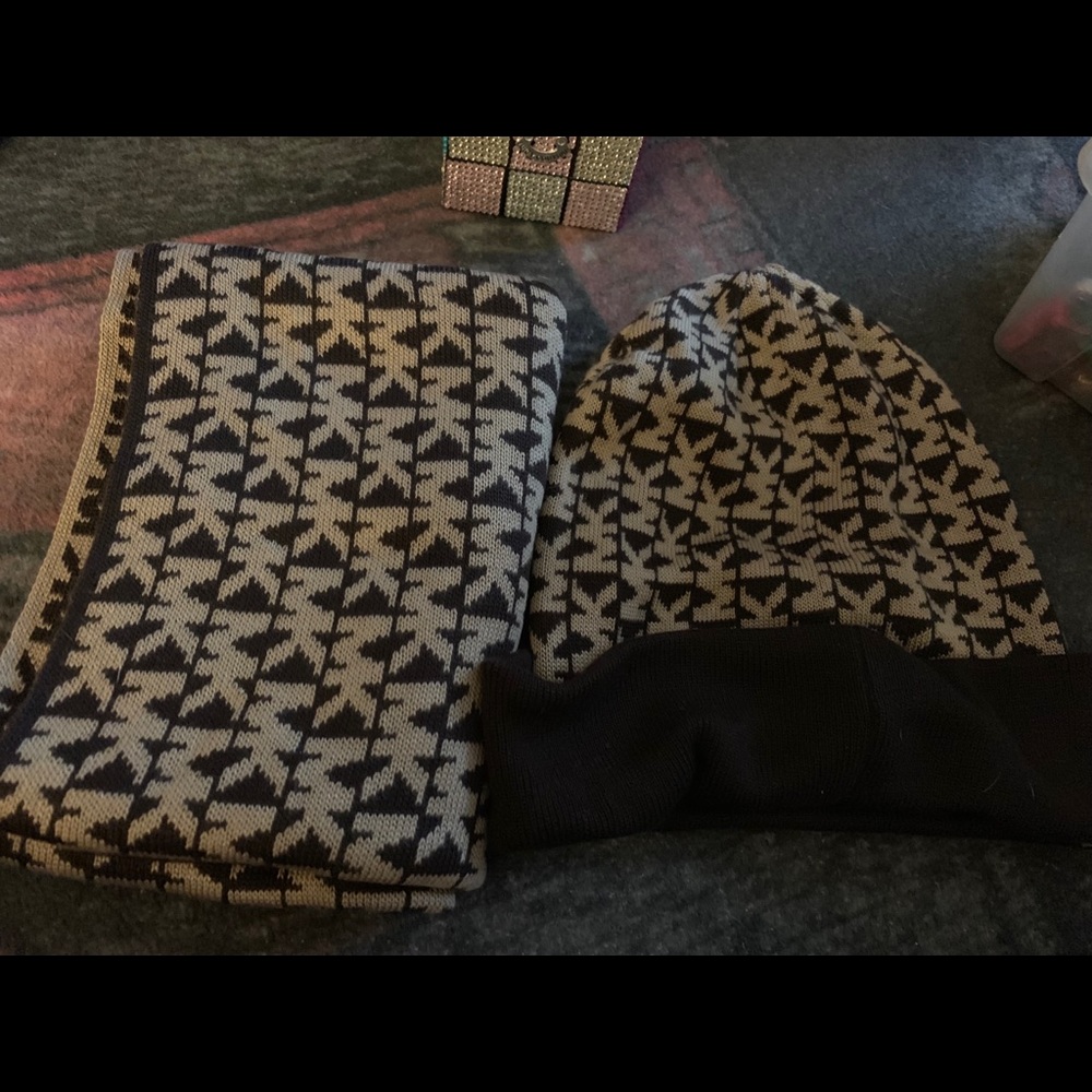 MICHAEL KORS SCARF AND HAT SET
